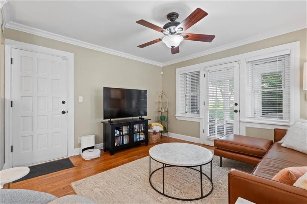 5129 Wyandotte Street 1