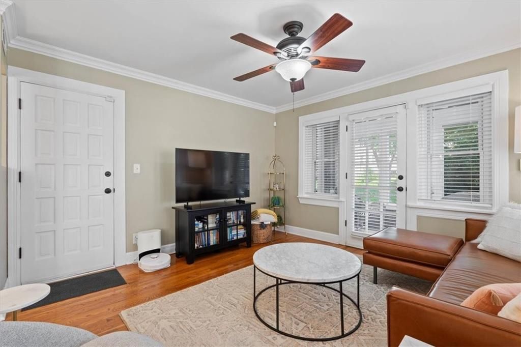 Photo of 5129 Wyandotte Street #1, Kansas City, MO 64112 (MLS # 2599159)