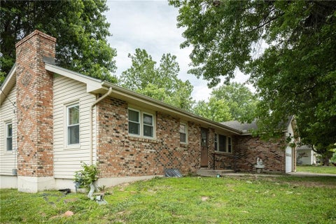 Photo of 1602 NE 75th Terrace, Gladstone, MO 64118 (MLS # 2627500)