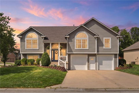 Photo of 806 SW 34th Terrace, Lees Summit, MO 64082 (MLS # 2633812)
