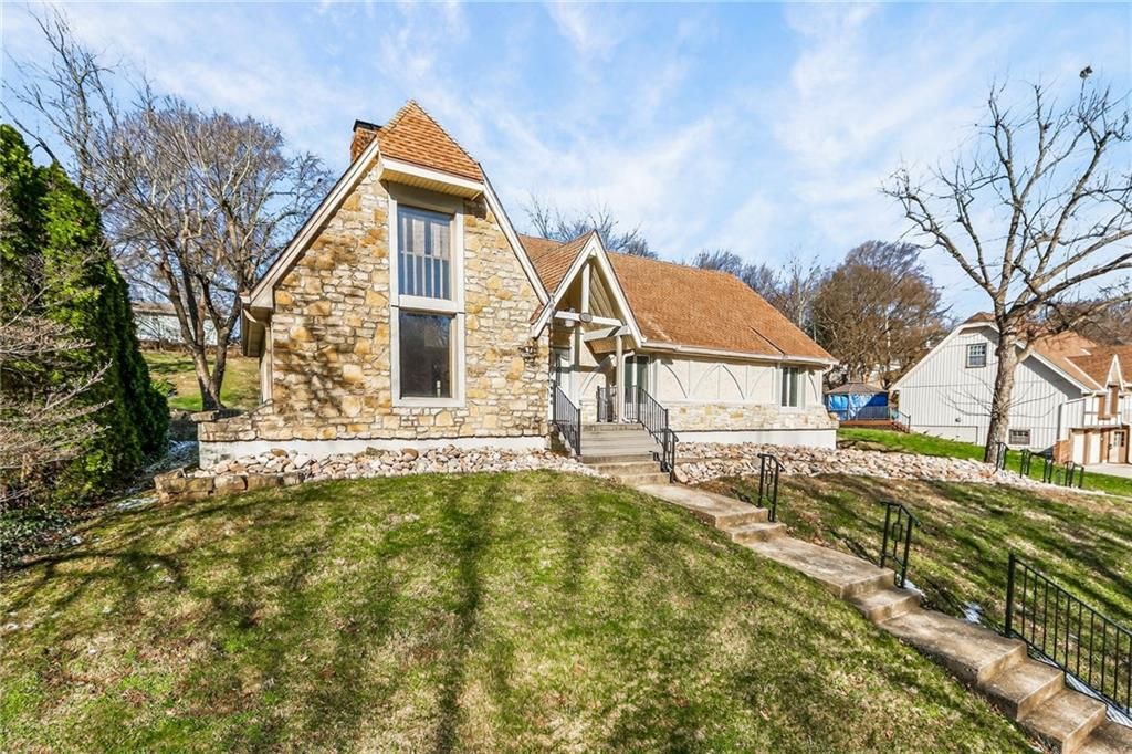 Photo of 904 Blueberry Lane, Liberty, MO 64068 (MLS # 2607894)