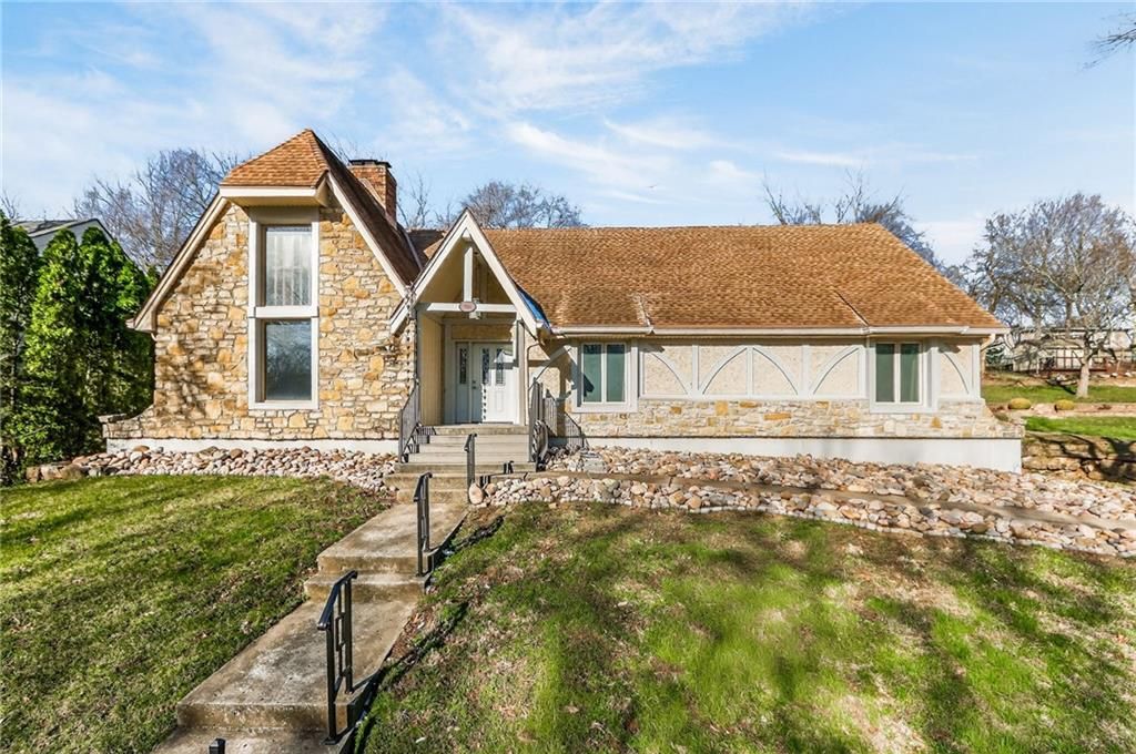 Photo of 904 Blueberry Lane, Liberty, MO 64068 (MLS # 2607894)