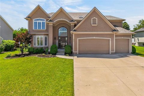 Photo of 2413 SW Kenwill Drive, Lees Summit, MO 64082 (MLS # 2598207)