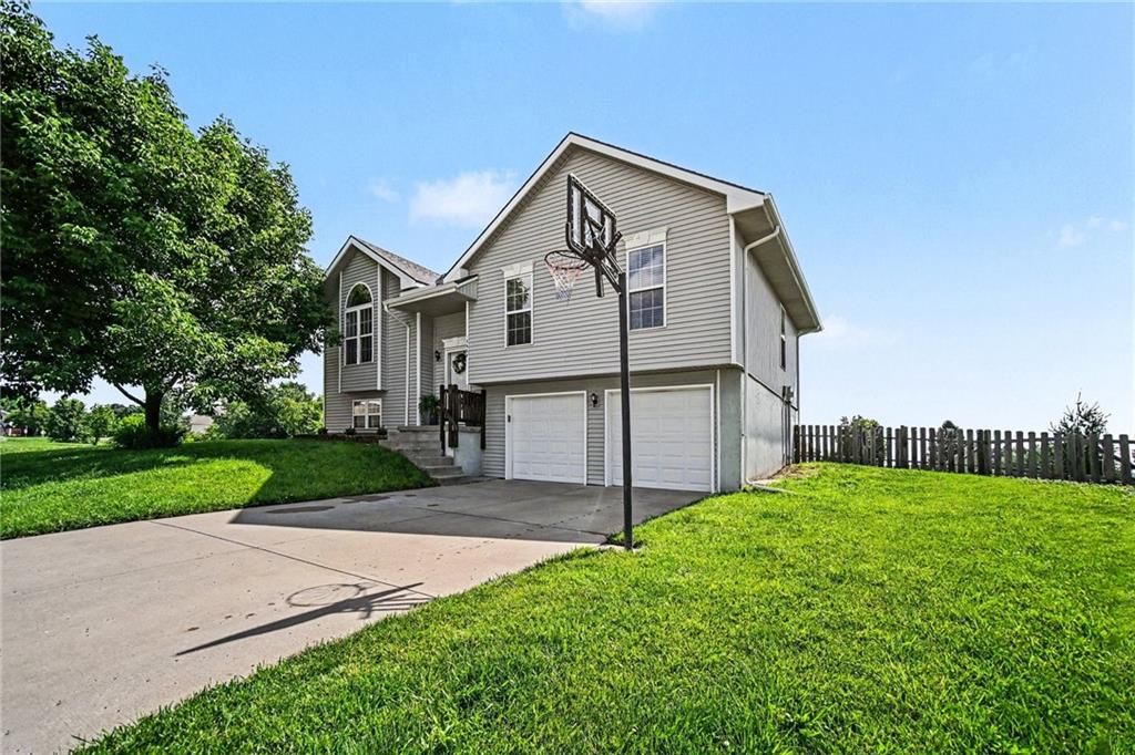 Photo of 18607 Wildflower Drive, Smithville, MO 64089 (MLS # 2623685)