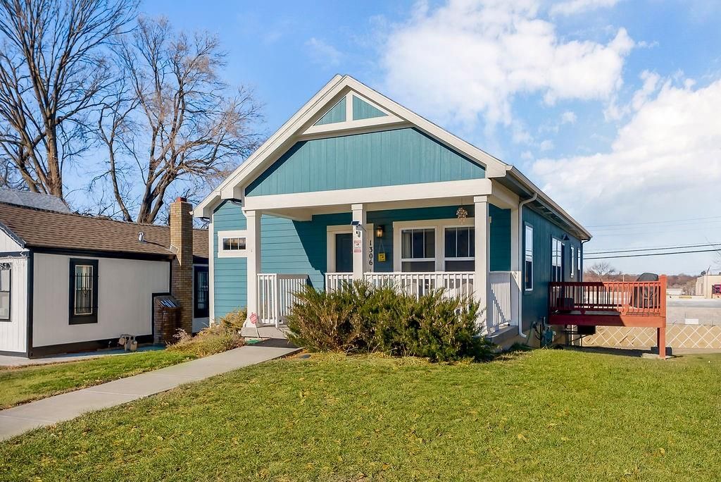 Photo of 1306 Armstrong Avenue, Kansas City, KS 66102 (MLS # 2596763)