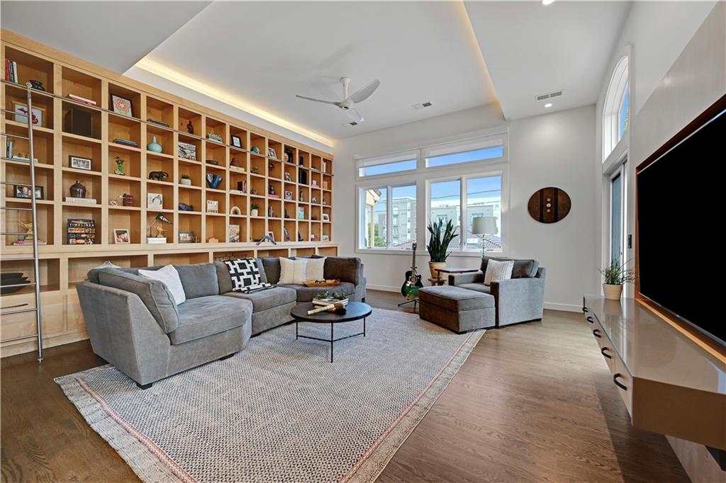 5038 Walnut Street