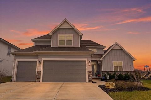 Photo of 15305 W 172nd Place, Olathe, KS 66062 (MLS # 2605489)