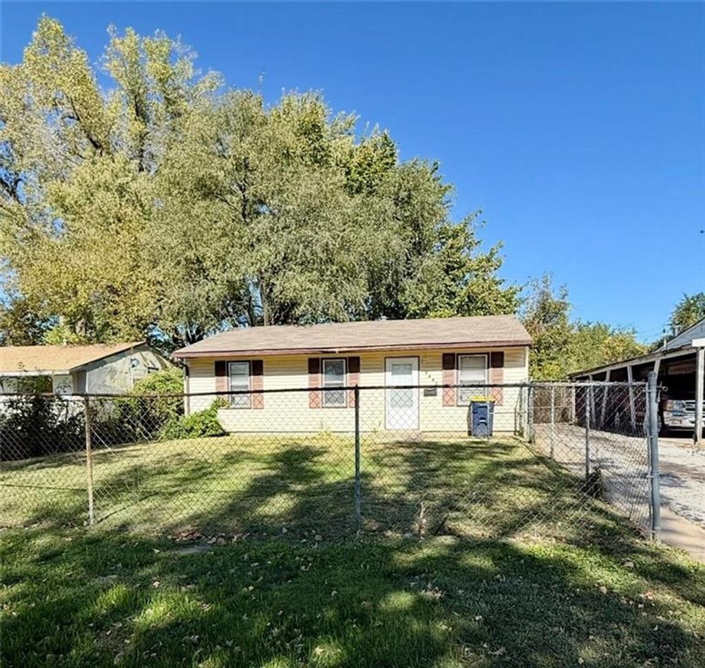 Photo of 5622 E 39th Street, Kansas City, MO 64128 (MLS # 2608093)