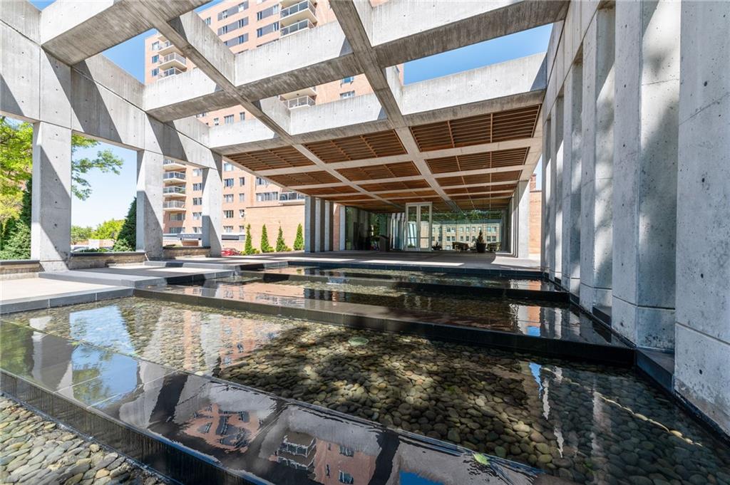 221 W 48th Street 905
