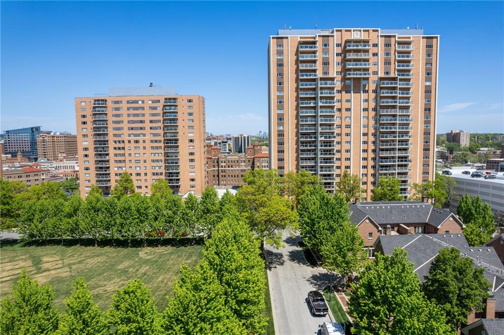 221 W 48th Street 905