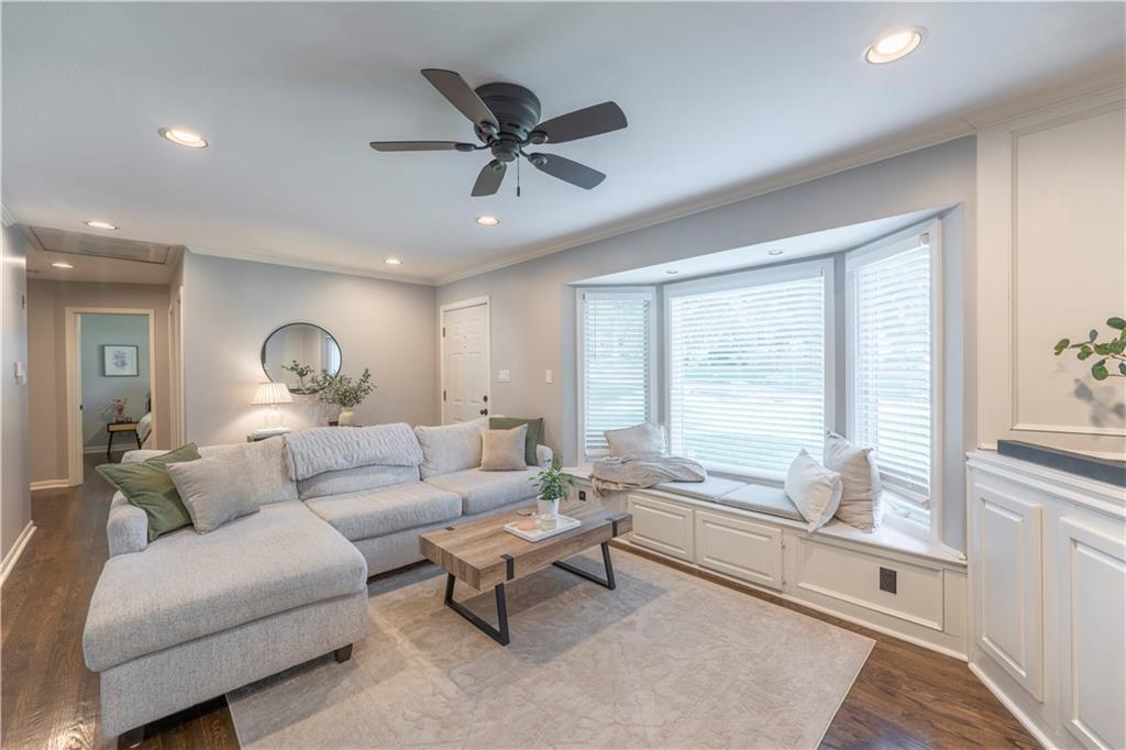 5649 Perry Lane