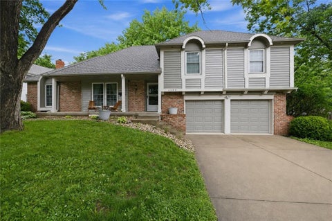 Photo of 6300 W 101st Terrace, Overland Park, KS 66212 (MLS # 2622867)
