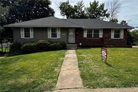 Photo of 9818 White Avenue, Kansas City, MO 64134 (MLS # 2627225)