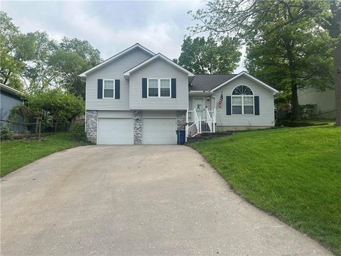 Photo of 307 SW 13th Street, Oak Grove, MO 64075 (MLS # 2617035)