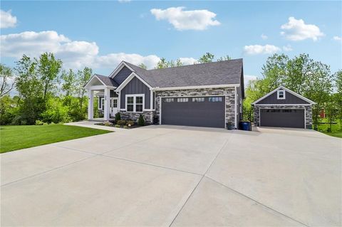 Photo of 546 N Oakwood Lane, Tonganoxie, KS 66086 (MLS # 2616506)