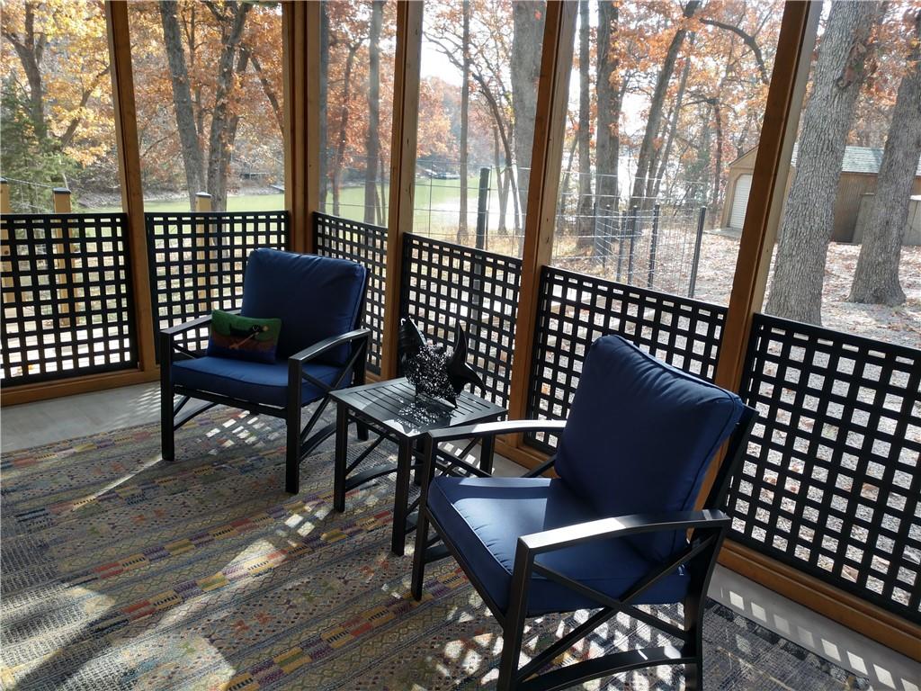 89 NW Lakeside Drive