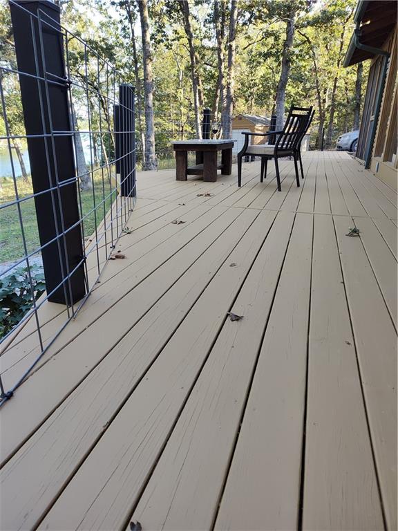 89 NW Lakeside Drive