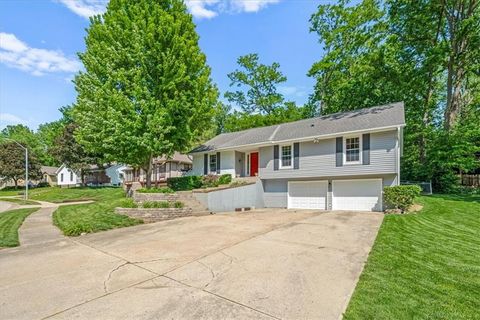 Tiny photo for 725 Laurel Avenue, Liberty, MO 64068 (MLS # 2620286)