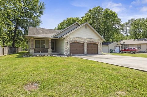 Photo of 102 E Leighton Street, Frontenac, KS 66763 (MLS # 2618449)