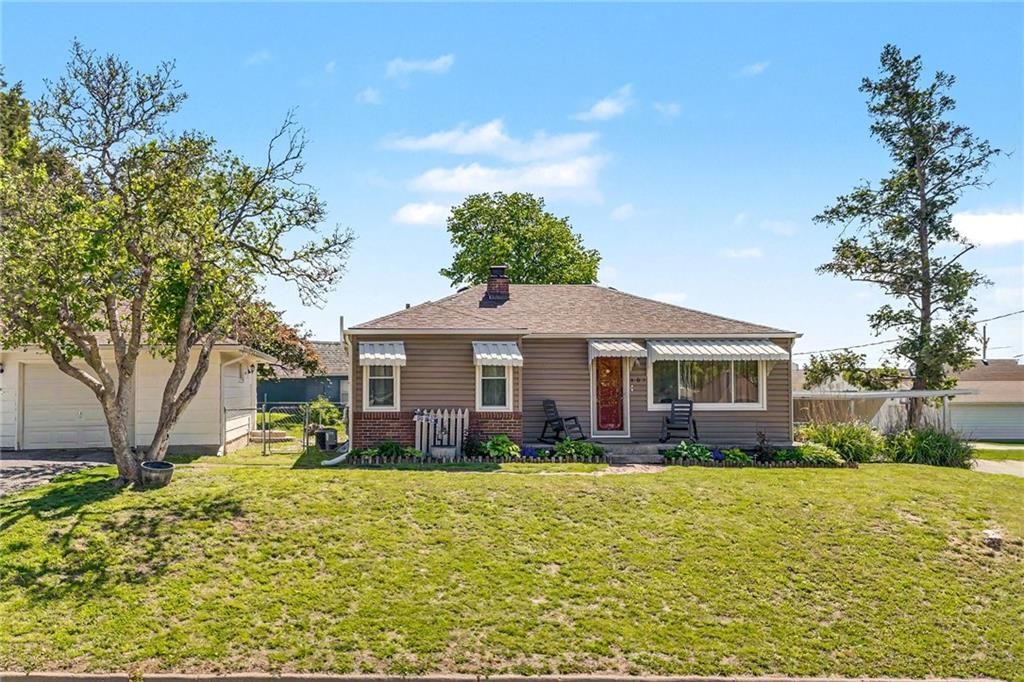 Photo of 401 Maple Avenue, Smithville, MO 64089 (MLS # 2618475)