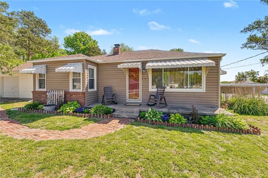 Photo of 401 Maple Avenue, Smithville, MO 64089 (MLS # 2618475)