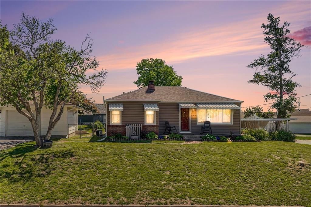 Photo of 401 Maple Avenue, Smithville, MO 64089 (MLS # 2618475)