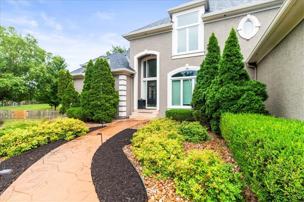 713 NE DICK HOWSER Court