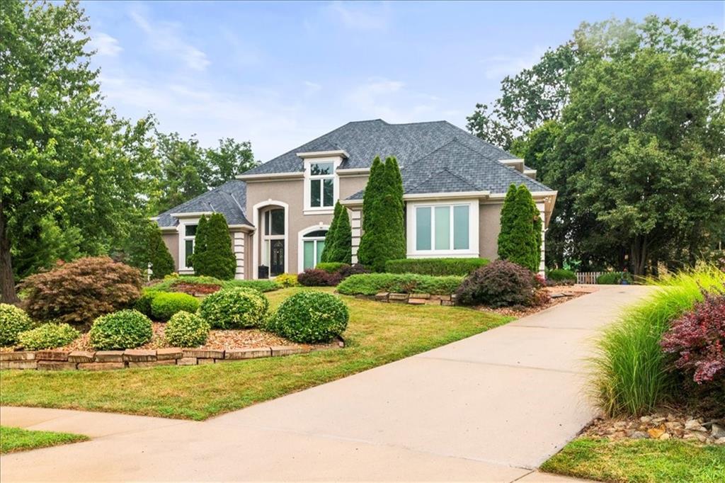 713 NE DICK HOWSER Court