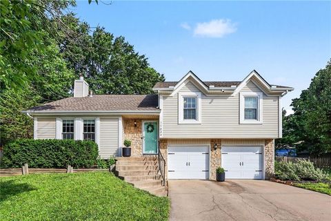 Photo of 11634 Earnshaw Street, Overland Park, KS 66210 (MLS # 2628341)