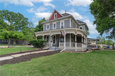 Photo of 318 W Cedar Street, Olathe, KS 66061 (MLS # 2617383)