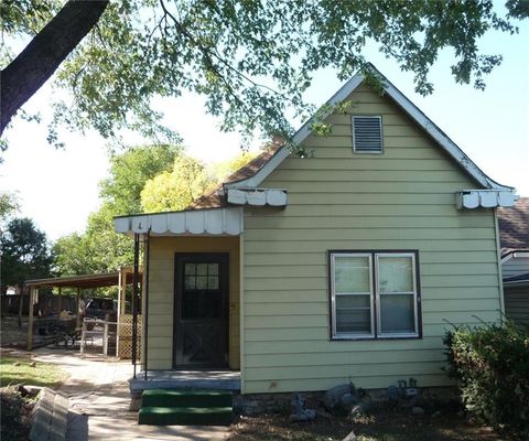 Photo of 2712 Madison Avenue, Kansas City, MO 64108 (MLS # 2582442)