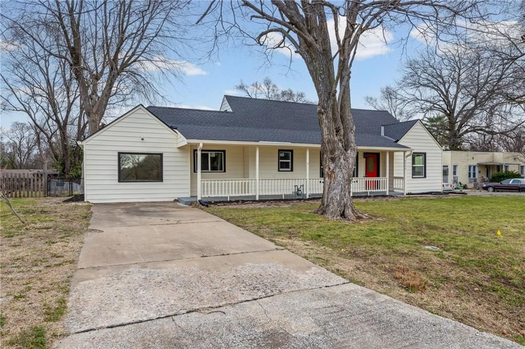 Photo of 8540 E 81st Terrace, Raytown, MO 64138 (MLS # 2607092)