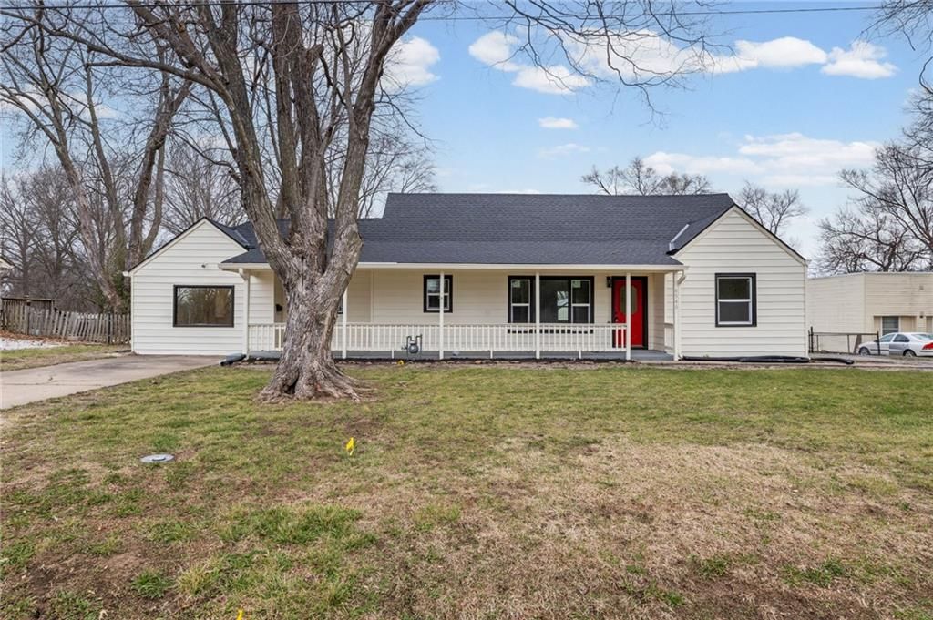 Photo of 8540 E 81st Terrace, Raytown, MO 64138 (MLS # 2607092)