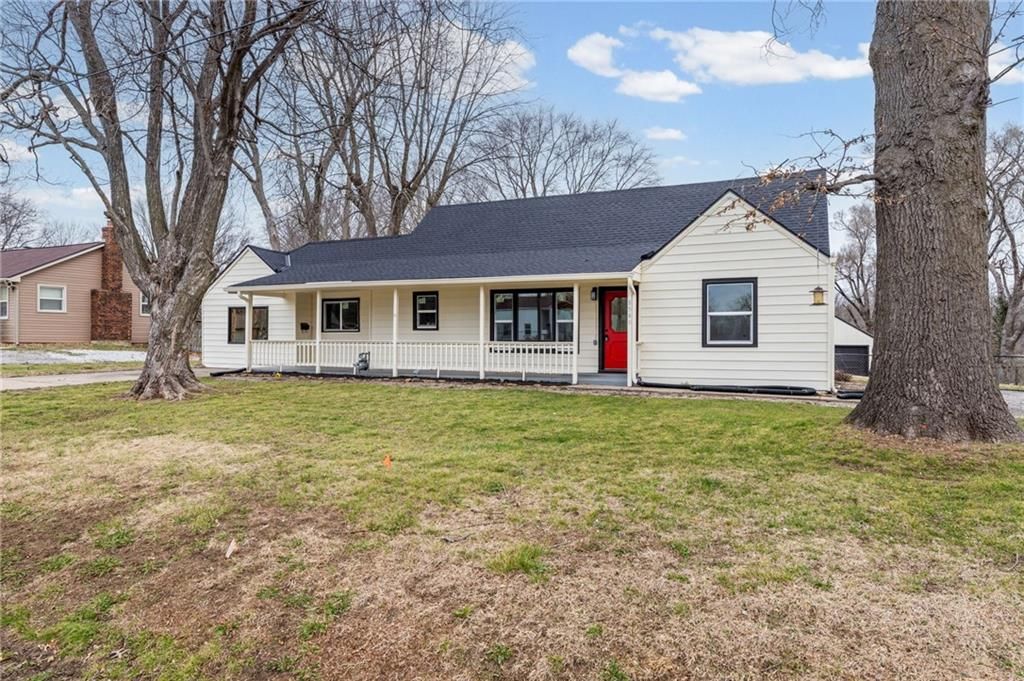 Photo of 8540 E 81st Terrace, Raytown, MO 64138 (MLS # 2607092)