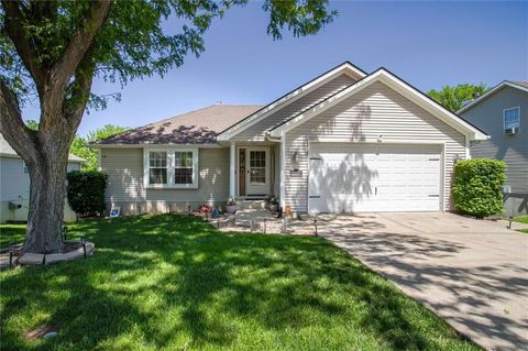 Photo of 5005 NW Nantucket Drive, Blue Springs, MO 64015 (MLS # 2616508)