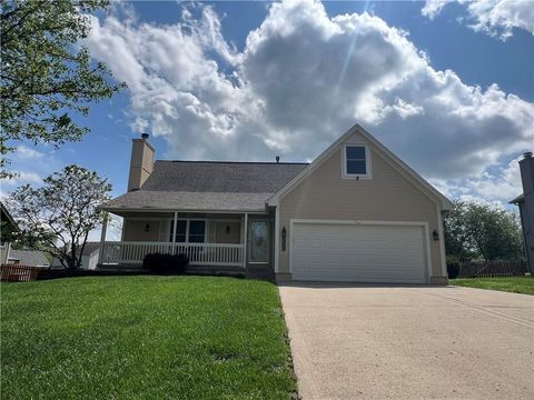 Photo of 303 SW Albatross Court, Lees Summit, MO 64082 (MLS # 2612792)