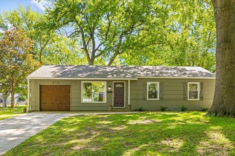 Photo of 8719 Stearns Avenue, Overland Park, KS 66214 (MLS # 2618645)