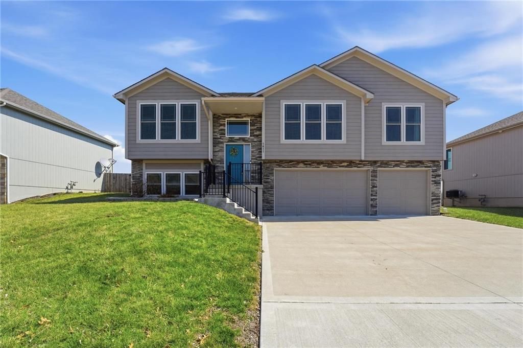 Photo of 1411 Norfolk Drive, Harrisonville, MO 64701 (MLS # 2608475)