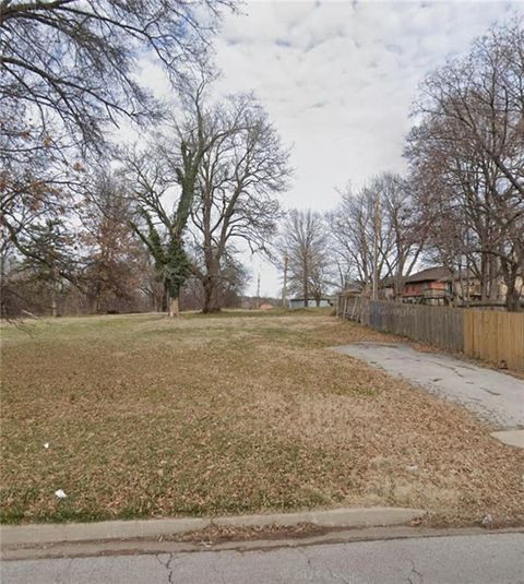 1124 E WALNUT Street Independence MO 64050