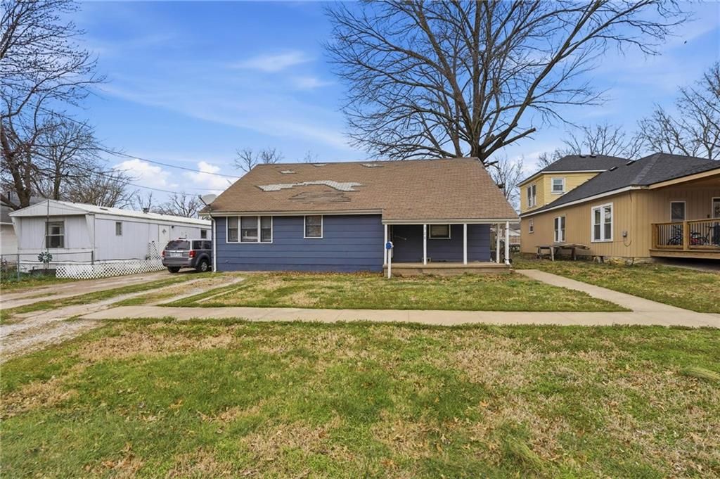 Photo of 328 Walnut Avenue, Osawatomie, KS 66064 (MLS # 2607956)
