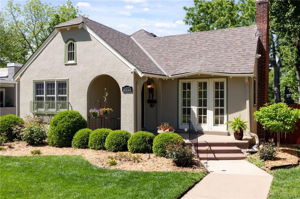 Photo of 302 E 66th Terrace, Kansas City, MO 64113 (MLS # 2618758)