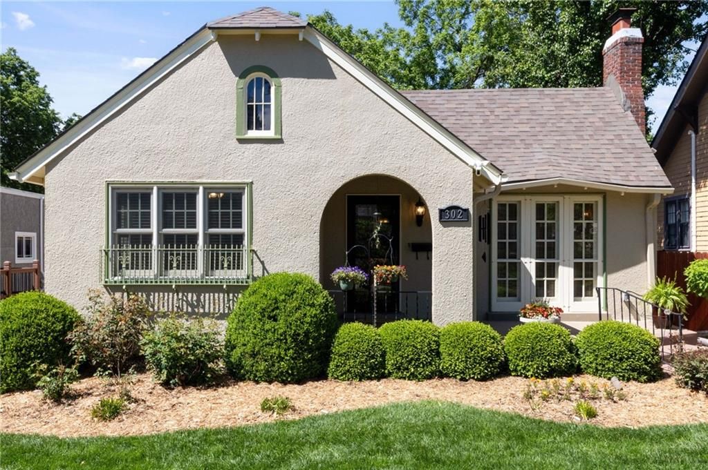 Photo of 302 E 66th Terrace, Kansas City, MO 64113 (MLS # 2618758)