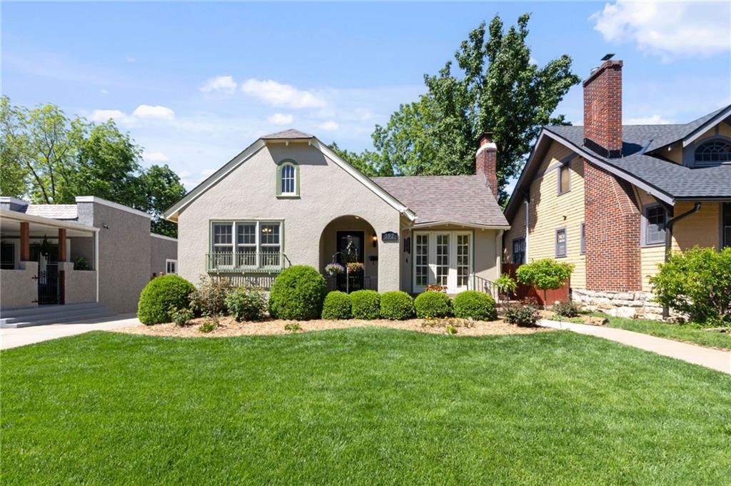 Photo of 302 E 66th Terrace, Kansas City, MO 64113 (MLS # 2618758)