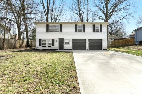 Photo of 1103 NE Columbus Street, Lees Summit, MO 64086 (MLS # 2606639)
