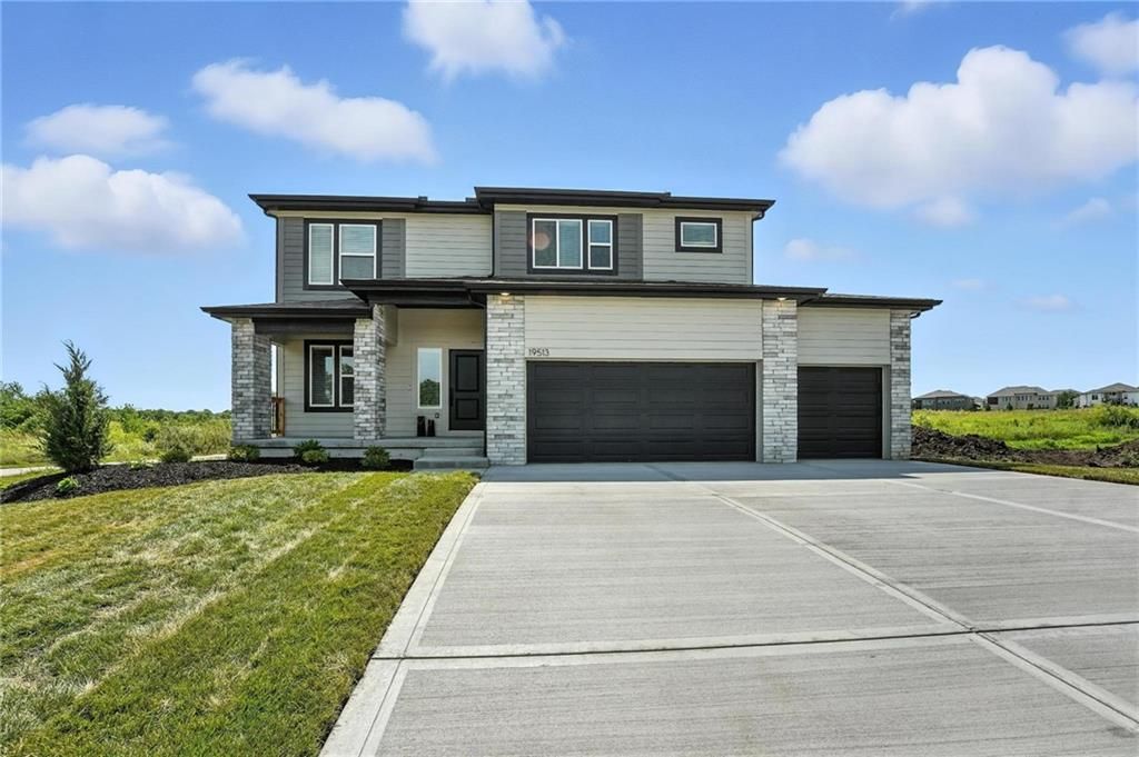 Photo of 907 SW Bluebird Lane, Oak Grove, MO 64075 (MLS # 2618511)