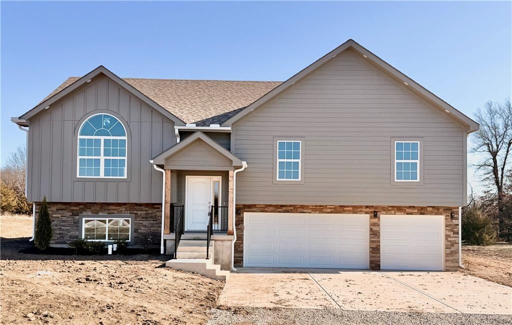 Photo of 323 NE 51 Road, Warrensburg, MO 64093 (MLS # 2592225)