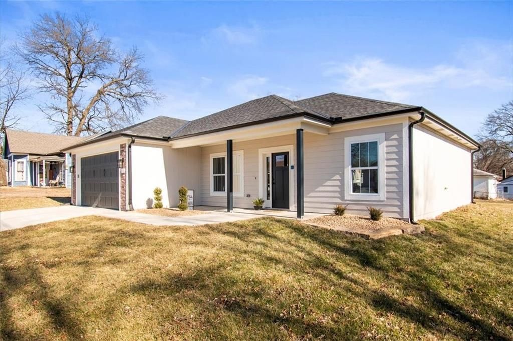 Photo of 218 N Boardman Street, Pleasant Hill, MO 64080 (MLS # 2597258)