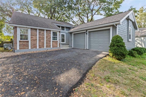 Photo of 12411 W 82nd Terrace, Lenexa, KS 66215 (MLS # 2647140)
