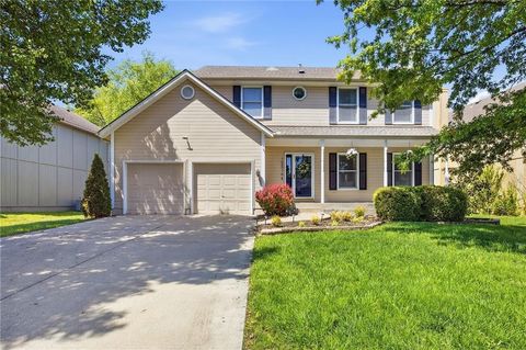 Photo of 15516 Glenwood Avenue, Overland Park, KS 66223 (MLS # 2616401)