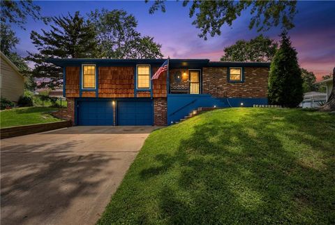 Photo of 2524 S Whitney Avenue, Independence, MO 64057 (MLS # 2629570)